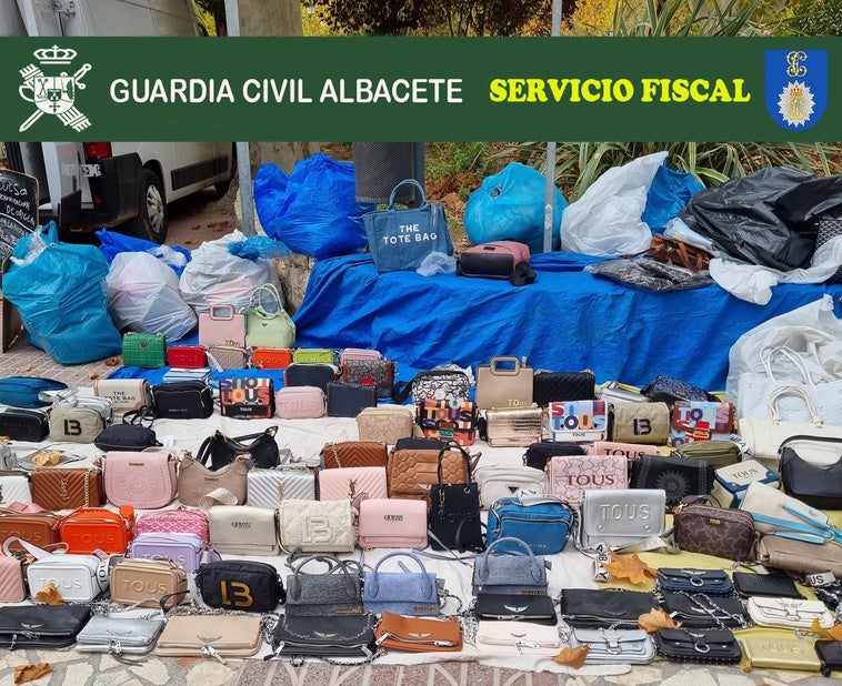 Cuatro investigados por la venta de complementos y prendas de ropa falsificadas en Alcalá del Júcar