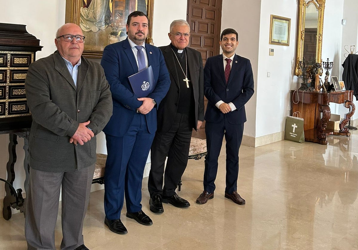 El obispo de Córdoba, junto al hermano mayor del Prendimiento