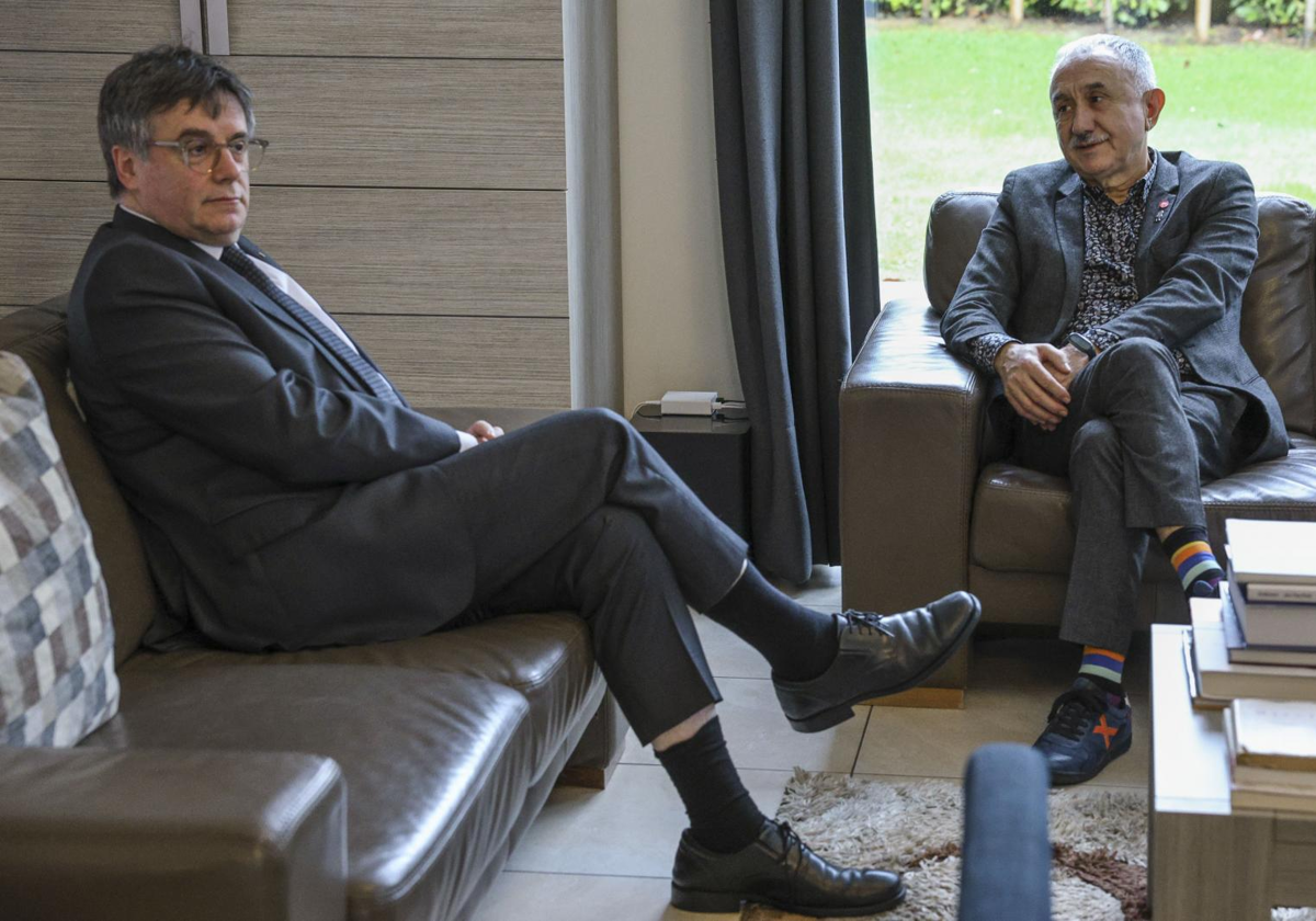 Carles Puigdemont y Pepe Álvarez, hoy, antes de la reunión en Waterloo (Bélgica)