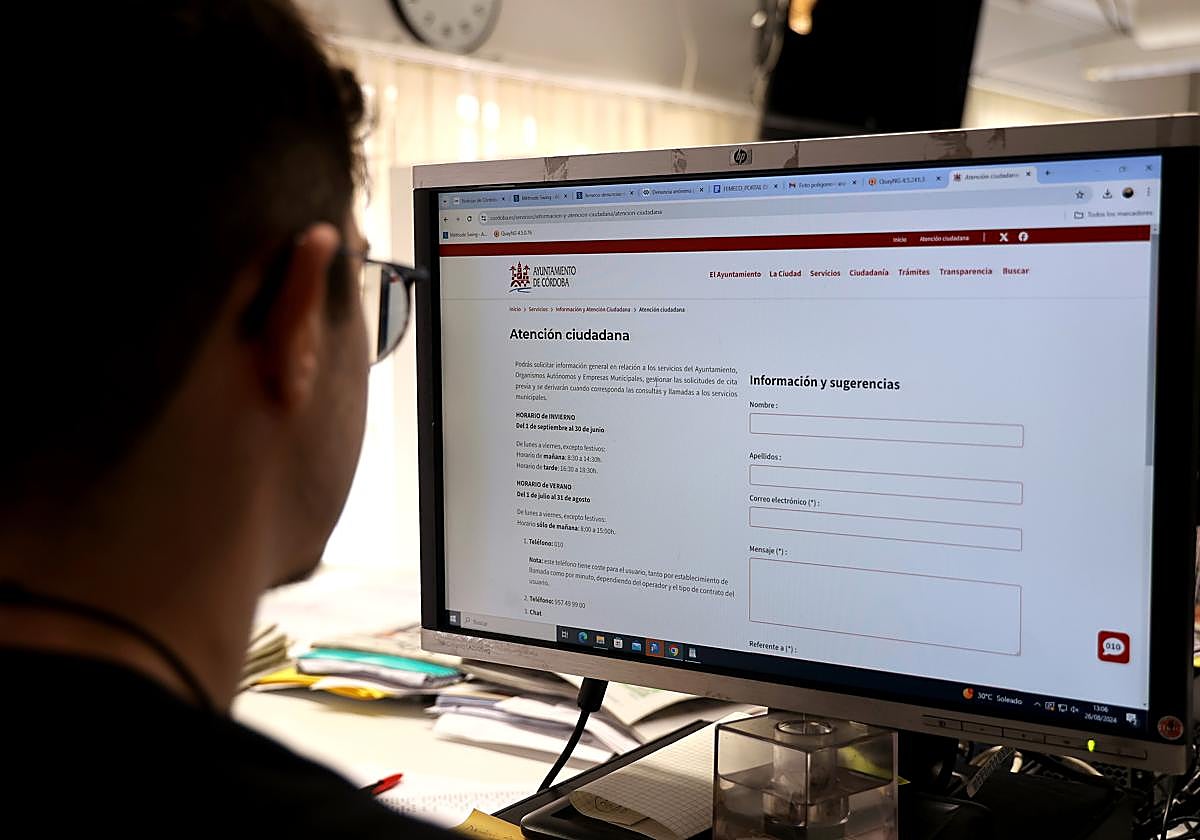 Un joven consulta la página web del Ayuntamiento de Córdoba
