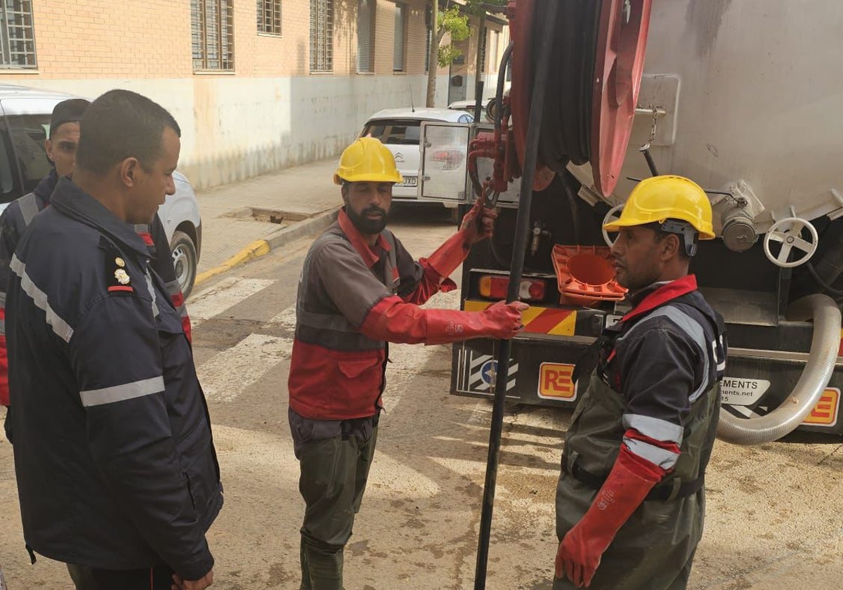 Imagen de operarios marroquíes en una de las zonas afectadas por la DANA en Valencia