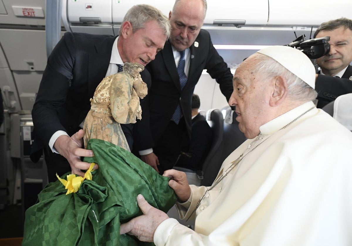 El Papa Francisco recibe un ángel de una parroquia de Picanya destrozado por la DANA