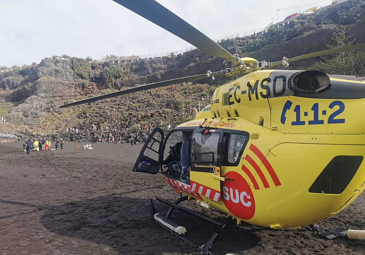 Rescate de un hombre accidentado en la playa de El Bullullo, en Tenerife, en foto de archivo