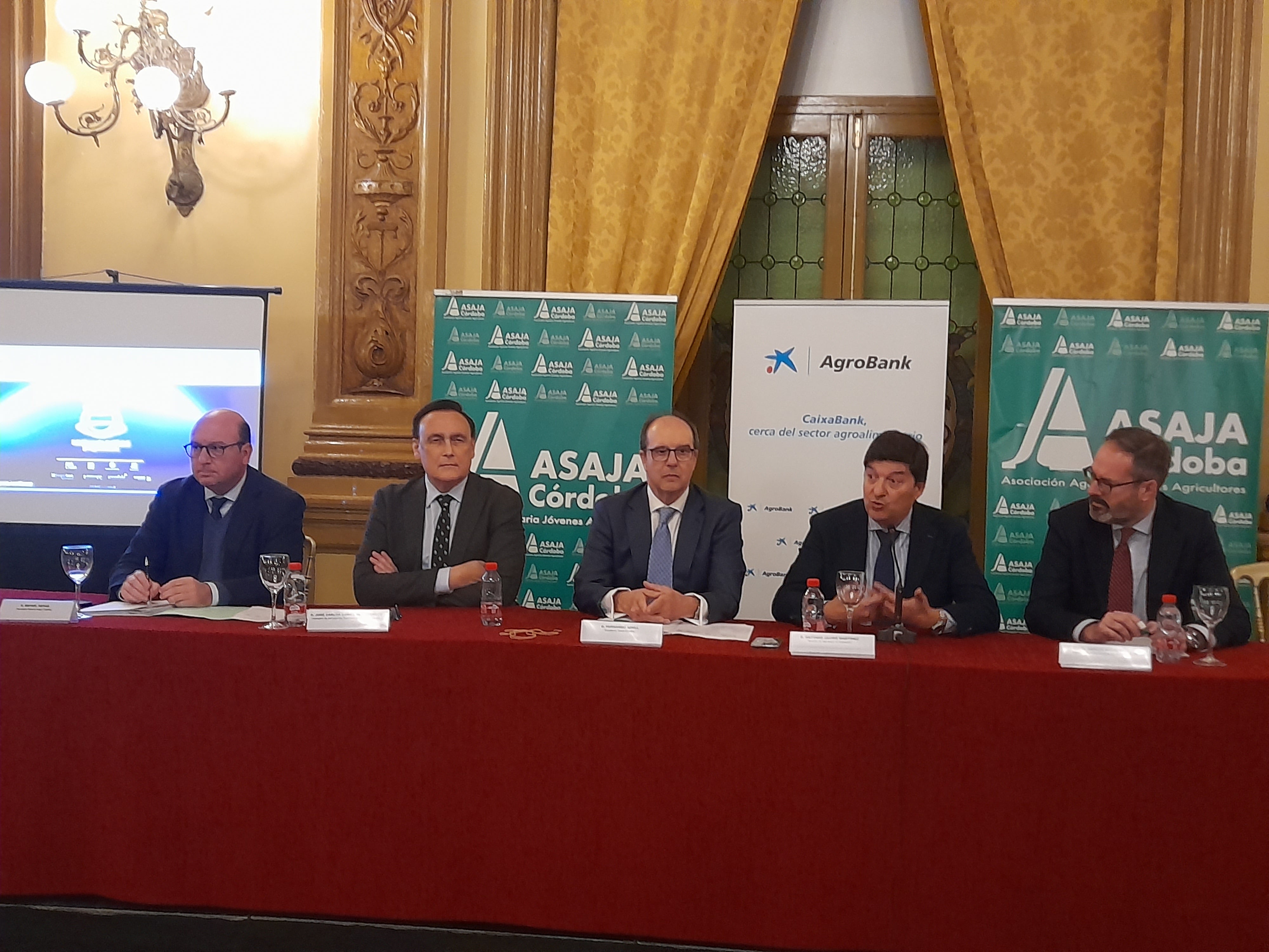 Fernando Adell junto a las autoridades en la mesa técnica de este martes de Asaja