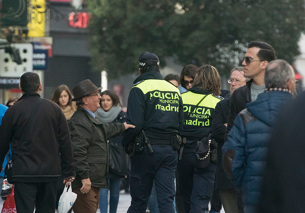 Policía Municipal patrullando por el centro