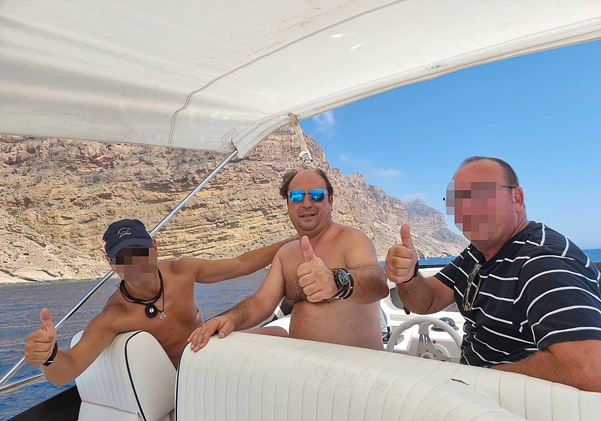 Claudio Rivas, en el centro, en una imagen que obra en el sumario