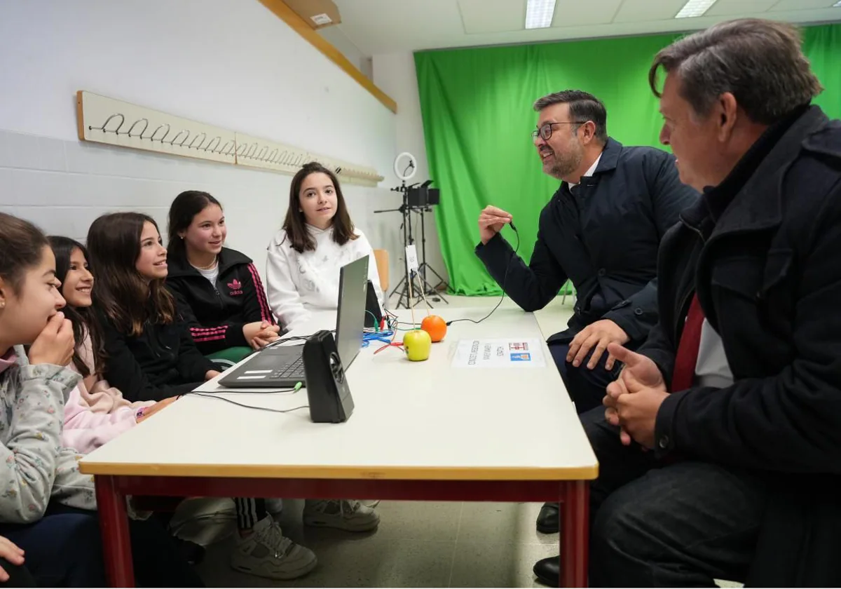 El consejero de Educación ha visitado el CEIP 'Gloria Fuertes' de Cobisa (Toledo)