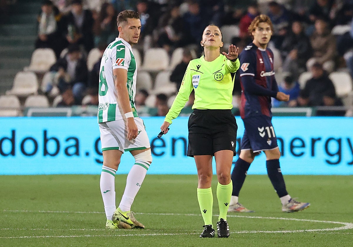 Isma Ruiz y la árbitra Huerta de Aza durante el encuentro