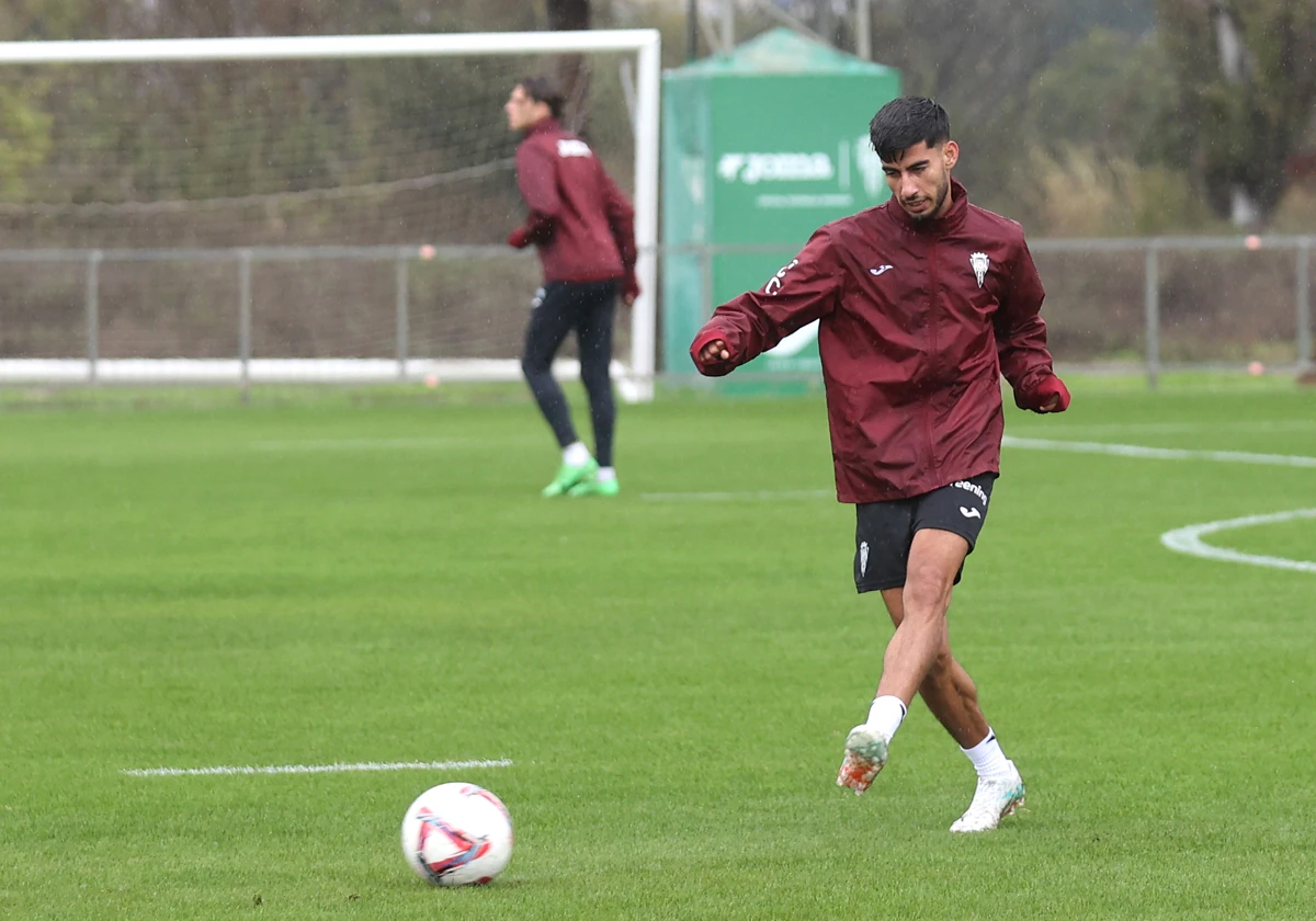 El lateral blanquiverde Calderón en un entrenamiento este curso