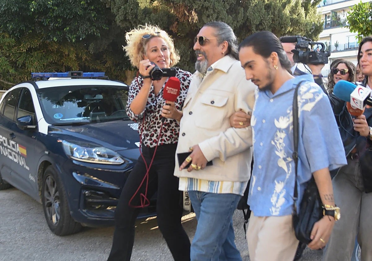 Diego 'El Cigala' llega sonriente a los juzgados de Sevilla rodeado de medios