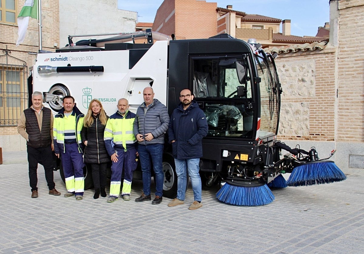 El alcalde y personal de limpieza junto a la nueva máquina