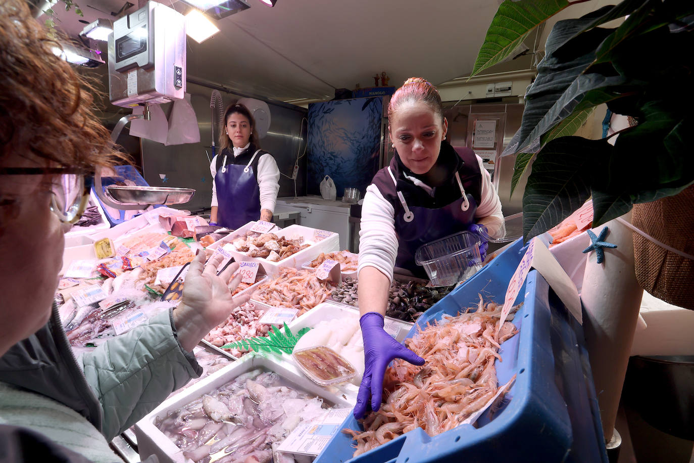 Las compras para las comidas de Navidad en Córdoba, en imágenes