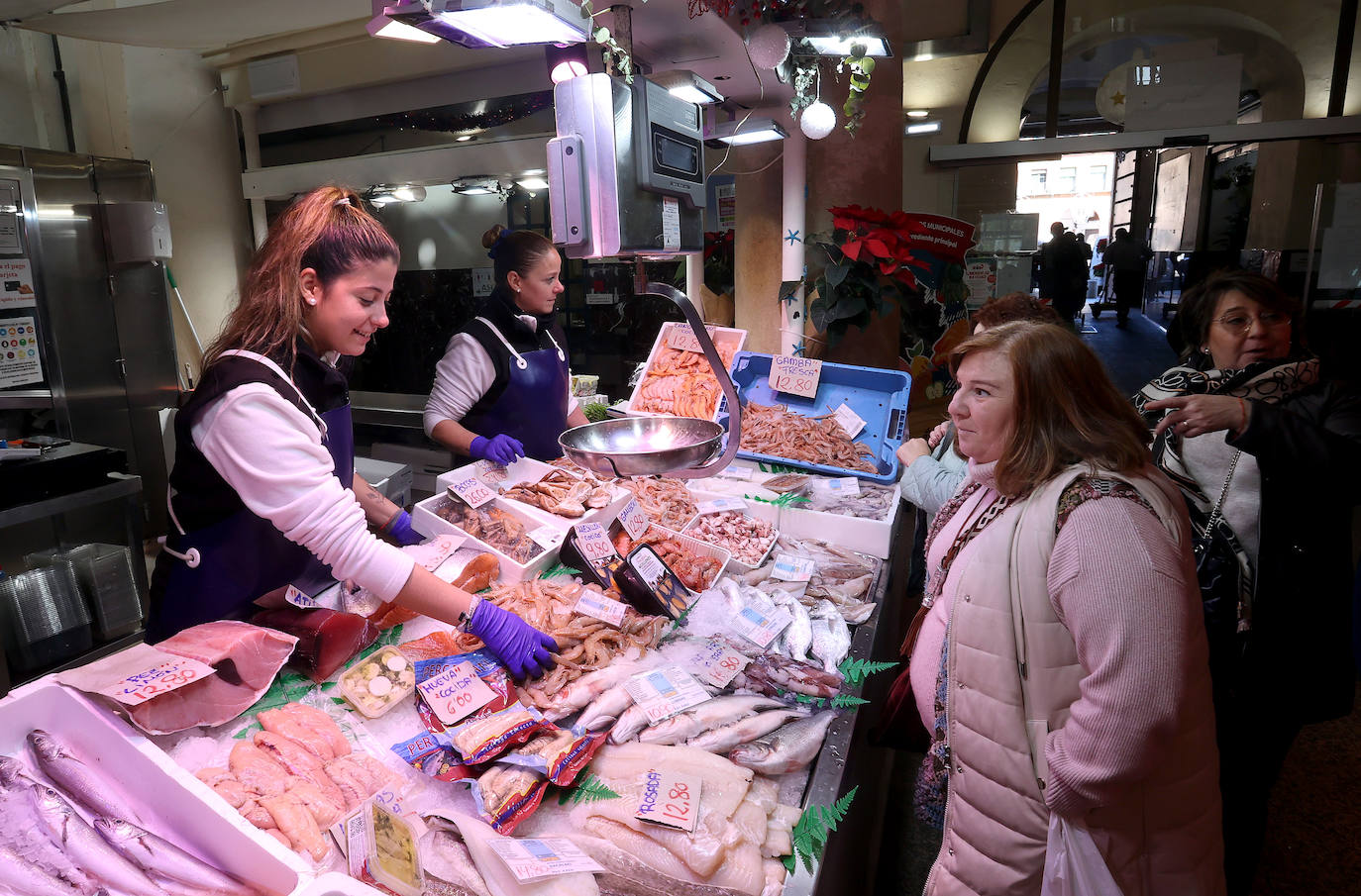 Las compras para las comidas de Navidad en Córdoba, en imágenes