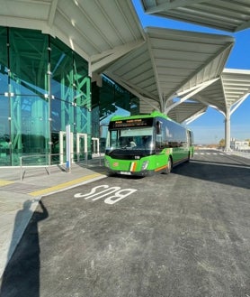 Imagen secundaria 2 - Arriba, la presidenta Ayuso y el alcalde Martínez-Almeida durante la inauguración. abajo, izq., interior del intercambiador; dcha, un autobús interurbano parando ayer por la tarde ya en el intercambiador de Valdebebas