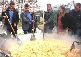 Una cocinera explica el secreto para preparar unas auténticas migas de Torrox: «Mover y mover hasta que estén bien cocidas»