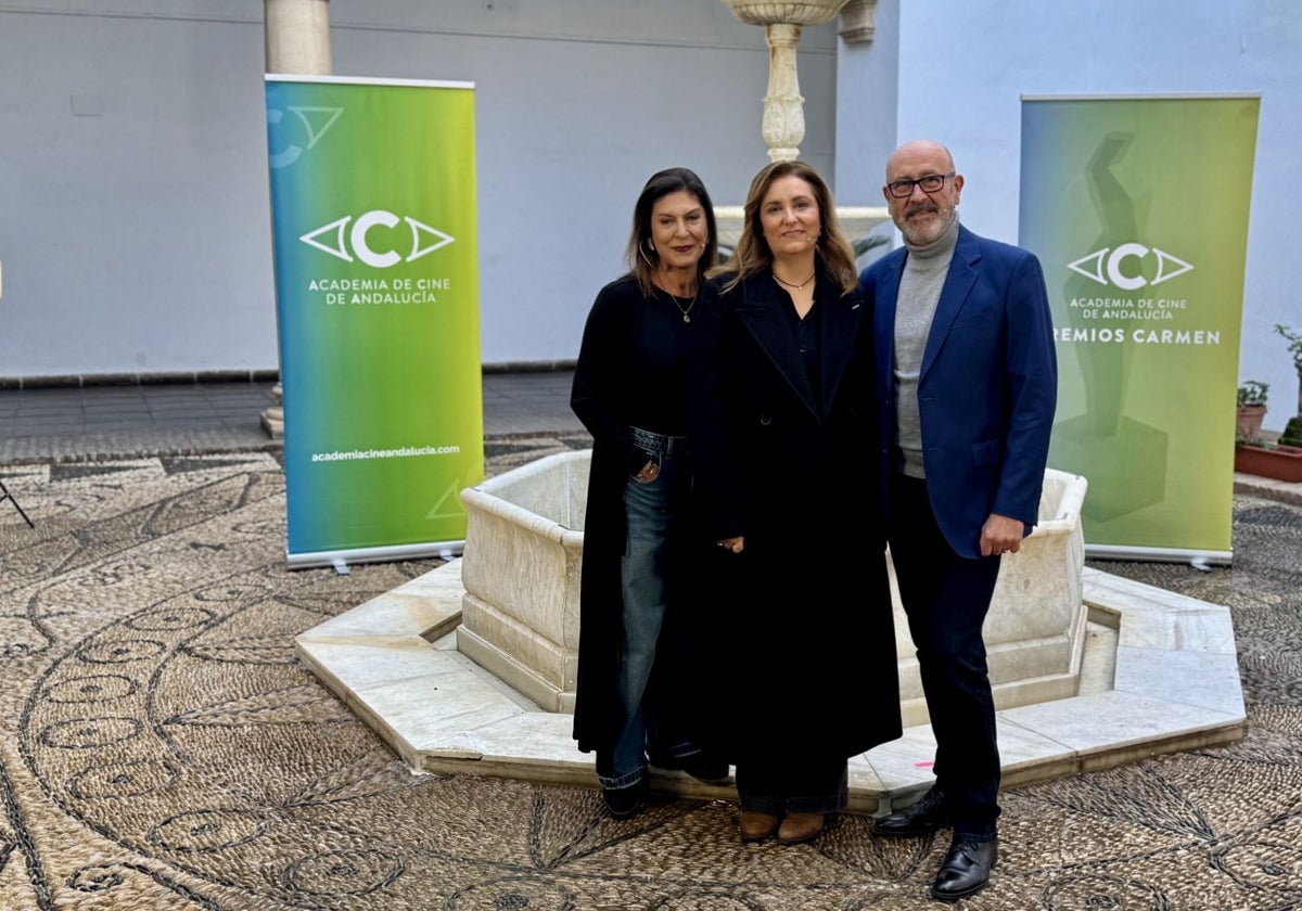 Marisol Membrillo y Juan Carlos Villanueva flanquean a la presidenta de la Academia del Cine de Andalucía, Marta Velasco