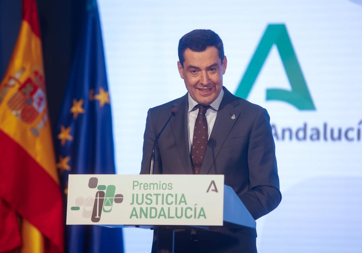 Juanma Moreno, durante la entrega de los premios de este martes en San Telmo