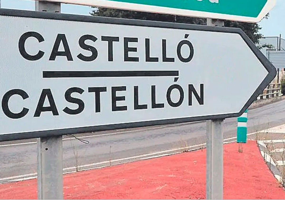 Una señal de tráfico con la doble denominación Castellón y Castelló