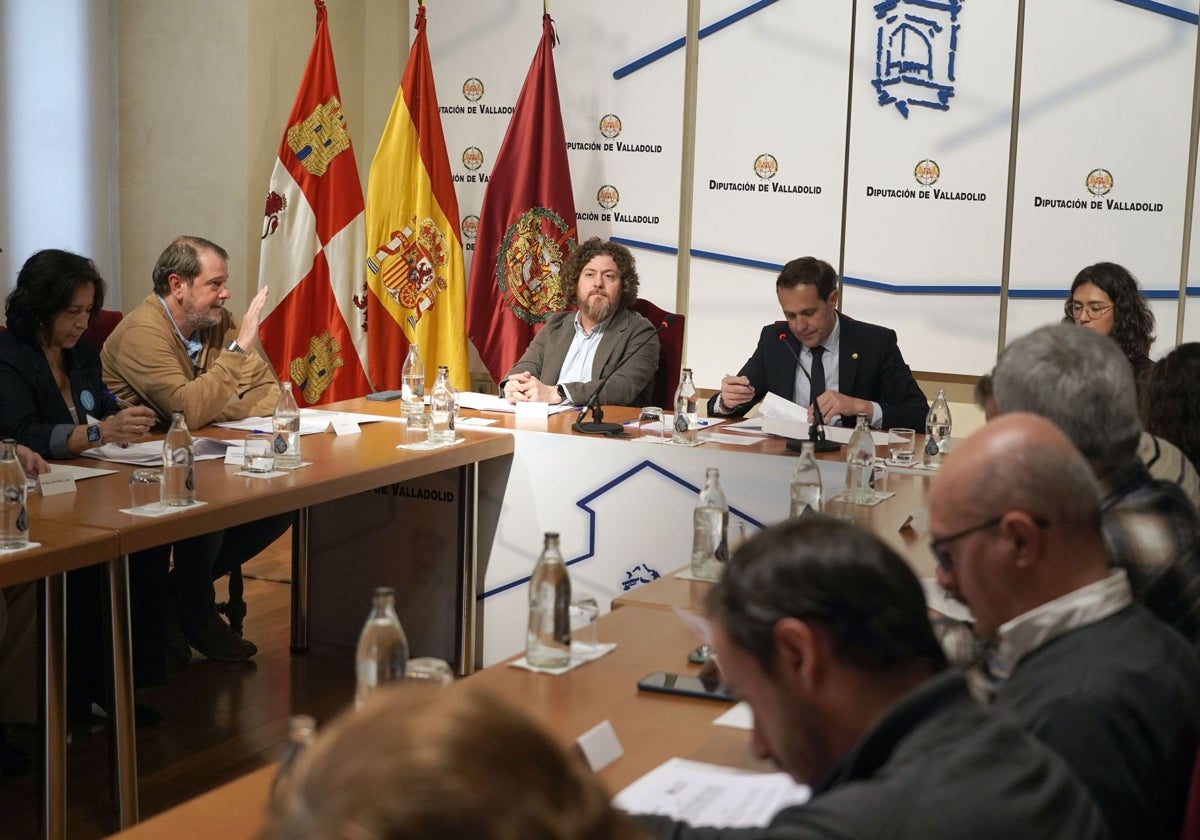 El presidente de la Diputación de Valladolid, Conrado Íscar, acompañado de los representantes de las ONG, firma los convenios de Cooperación Internacional para el Desarrollo y Ayuda Humanitaria