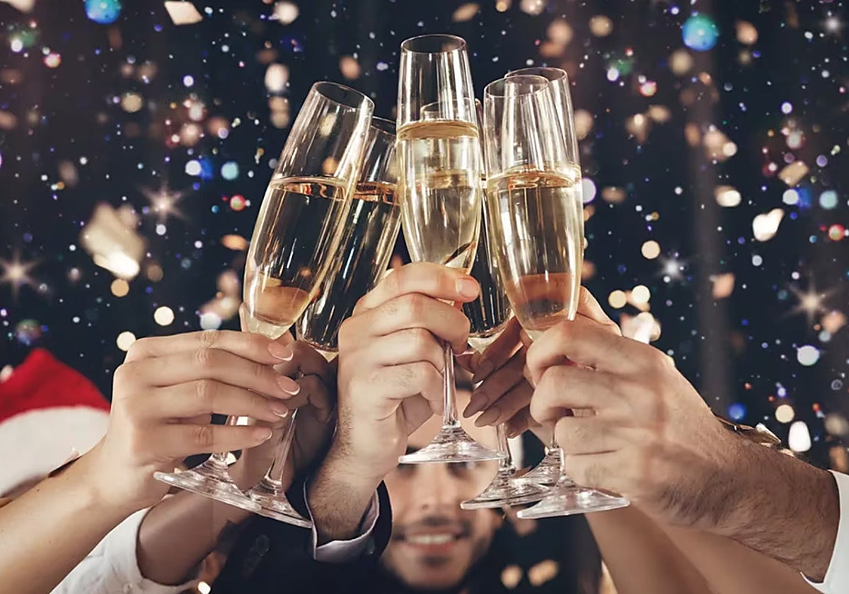 Un grupo de amigos celebra la llegada del año nuevo en un cotillón