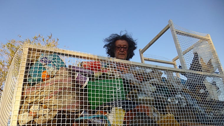 'Happening' ( acontecimiento), una obra de arte en acción que realizó en el campo de Tomelloso con el nombre de Acción Rural criticando la basura y los plásticos en el campo.