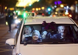 El Paseo de la Ilusión de los taxistas a los mayores de Córdoba, en imágenes