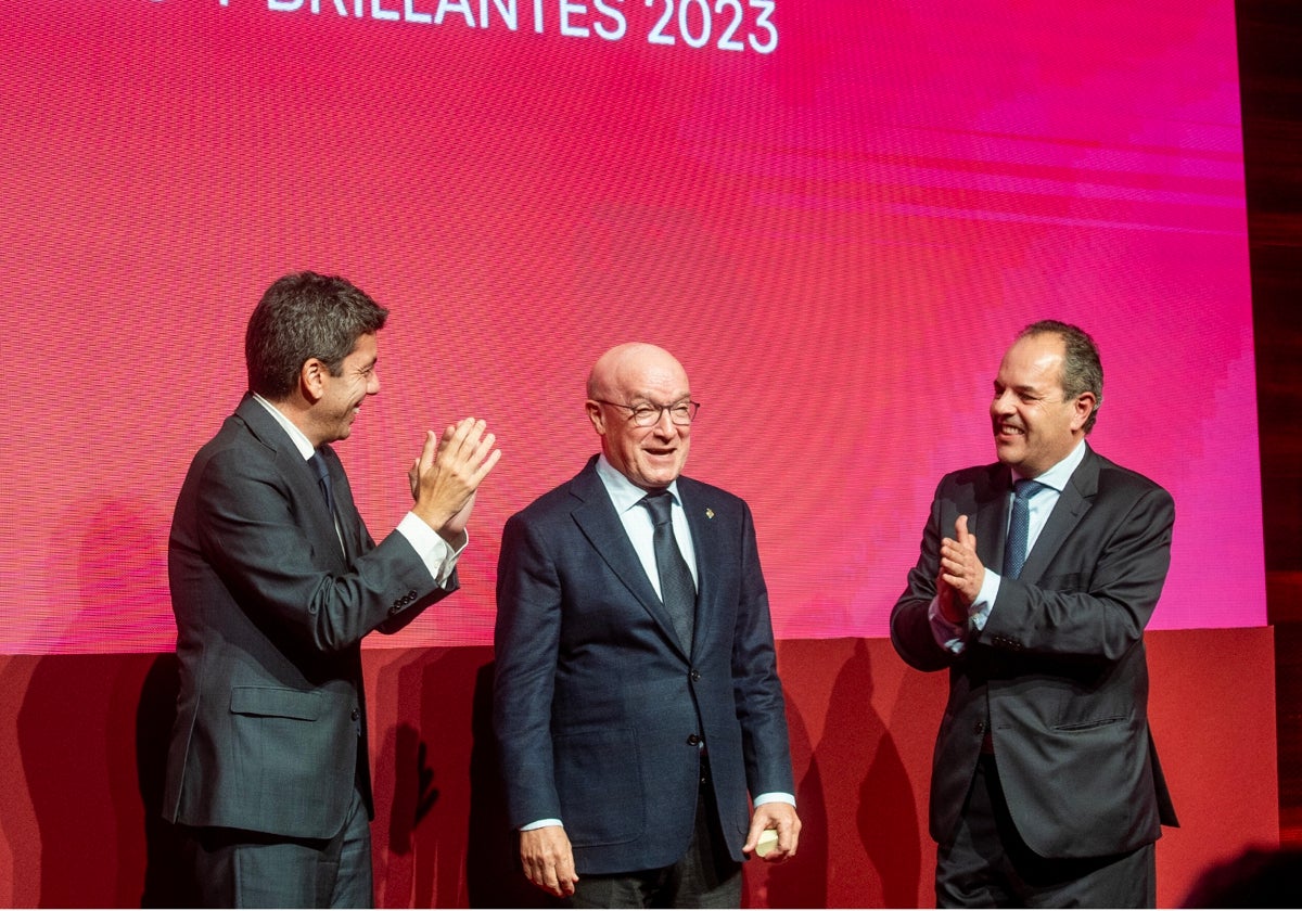 Toni Mayor, en el momento de recibir la Medalla de Oro y Brillantes de la Cámara de Alicante, entre Carlos Mazón y Carlos Baño