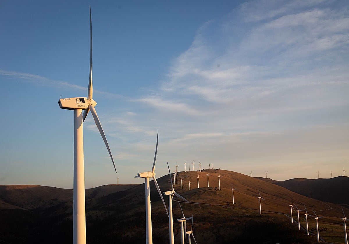 Aerogeneradores en el parque eólico de Vilachá (Lugo)