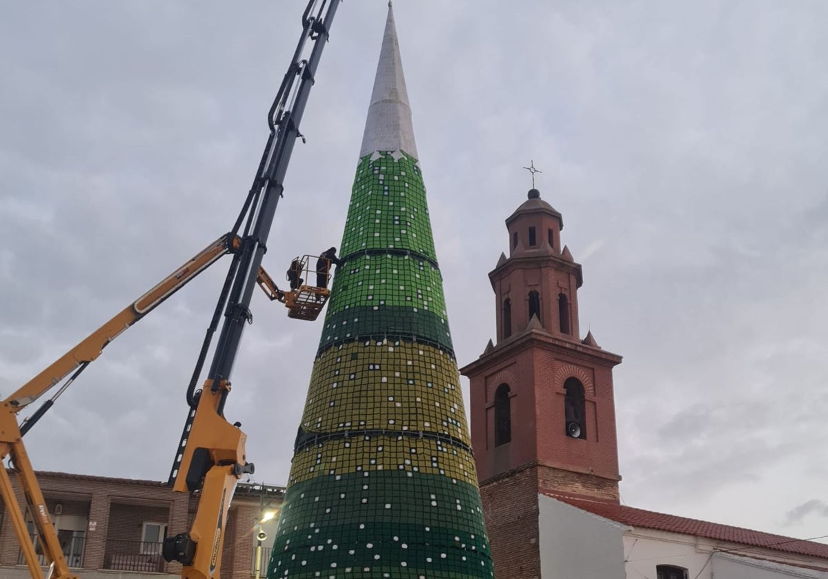 Instalación del árbol en la plaza de España del municipio toledano