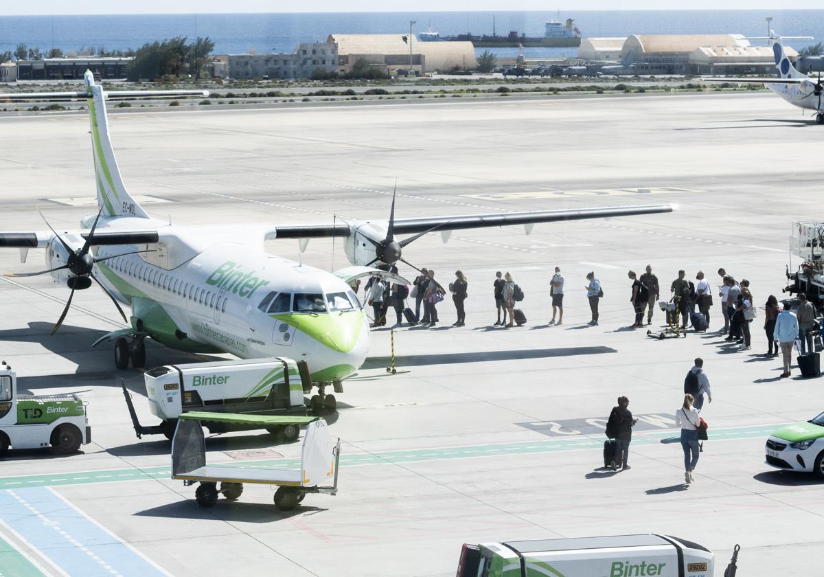 Pasajeros toman un vuelo de Binter en el aeropuerto de Las Palmas