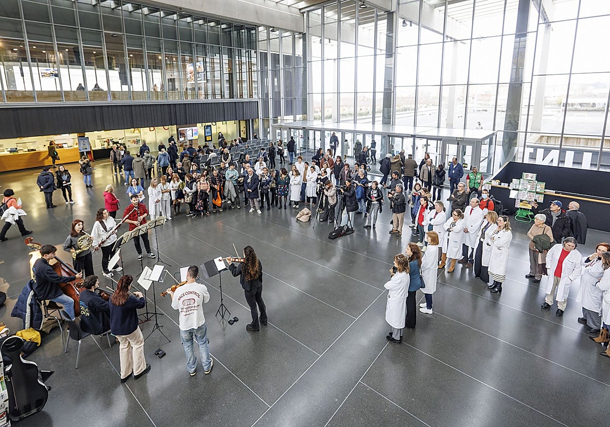 Concierto navideño de la Orquesta Sinfónica de Castilla y León Joven (OSCyL Joven) en el Hospital Universitario de Burgos
