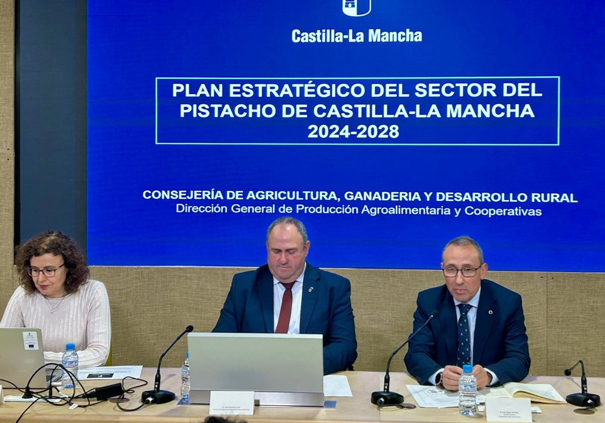 Julián Martína Lizán, consejero de Agricultura, Ganadería y Desarrollo Rural, durante la presentación