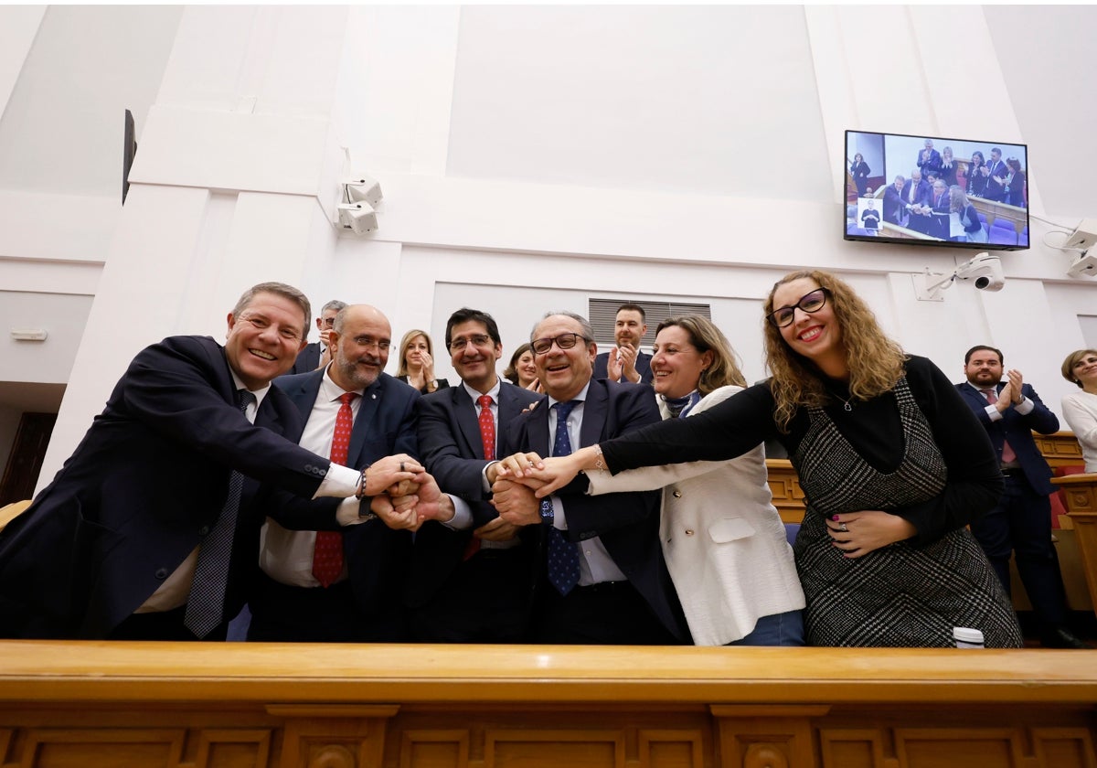 Page y sus consejeros juntan su manos tras finalizar el pleno de las Cortes