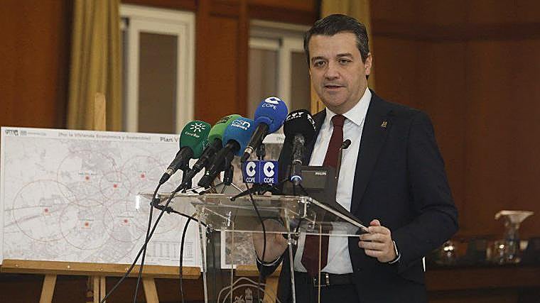 El alcalde, este jueves durante la presentación del plan 'Vives' de vivienda para jóvenes