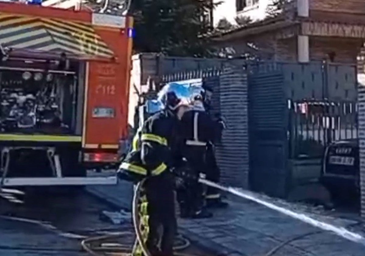 Bomberos extinguiendo el fuego