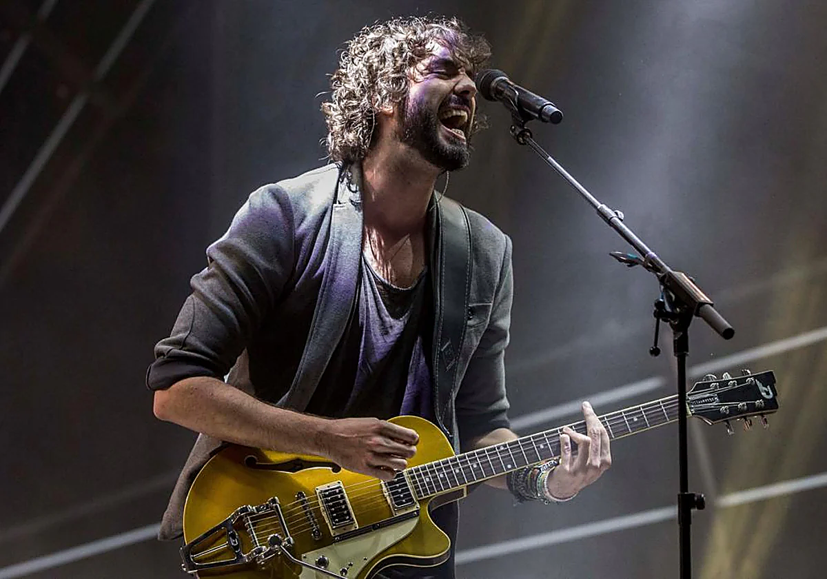 Mikel Izal, durante una actuación en directo