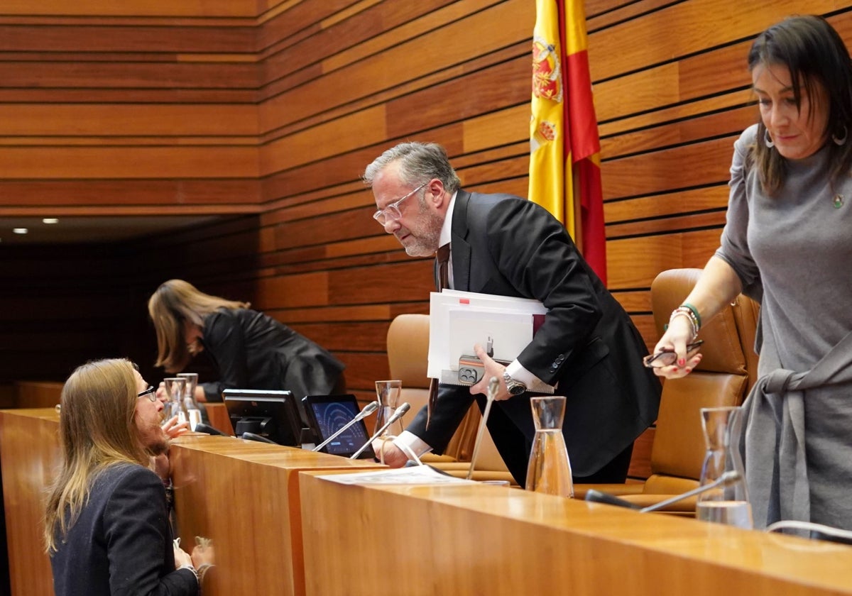 El presidente de las Cortes, Carlos Pollán, habla con Pablo Fernández (Podemos), en la última sesión plenaria