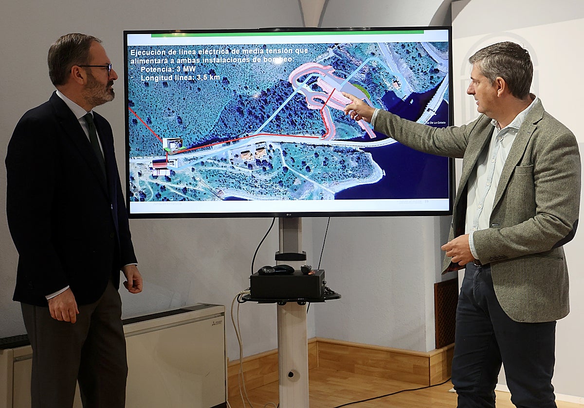 El delegado del Gobierno andaluz Adolfo Molina y el titular de AGricultura, Francisco Acosta, enseñan el proyecto de La Colada