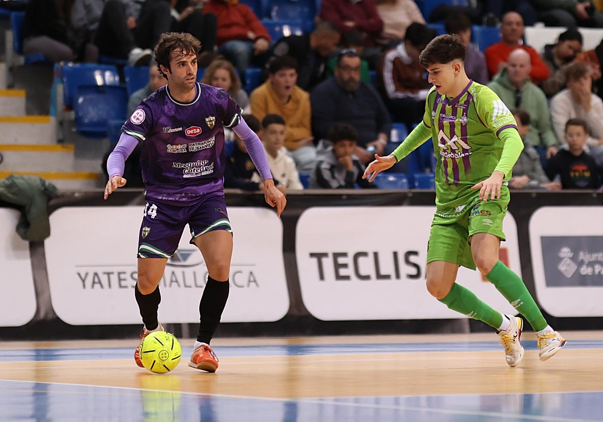 El blanquiverde Pablo del Moral ante un rival del Palma Futsal