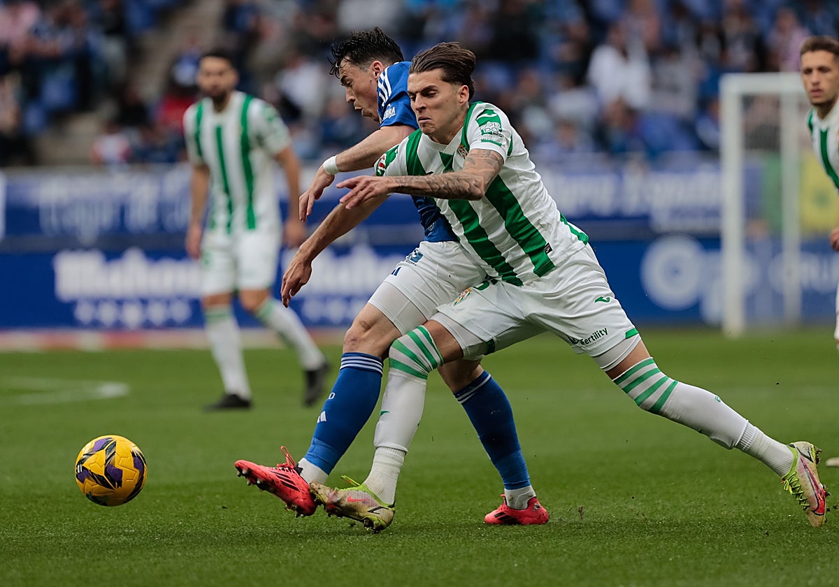 El blanquiverde Álex Sala pelea el balón ante un rival del Real Oviedo