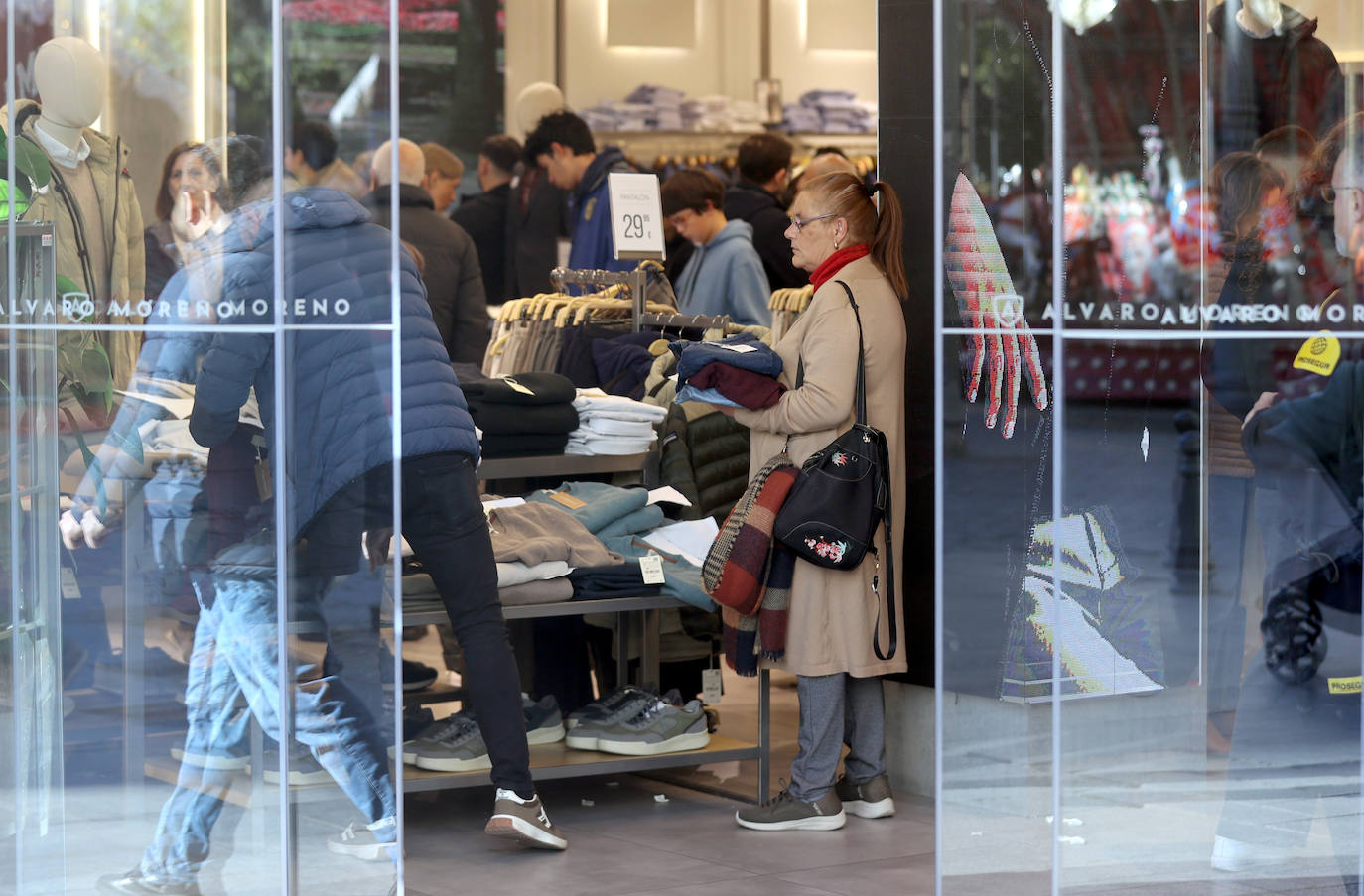 Las populares compras de regalos navideños en el Centro, en imágenes