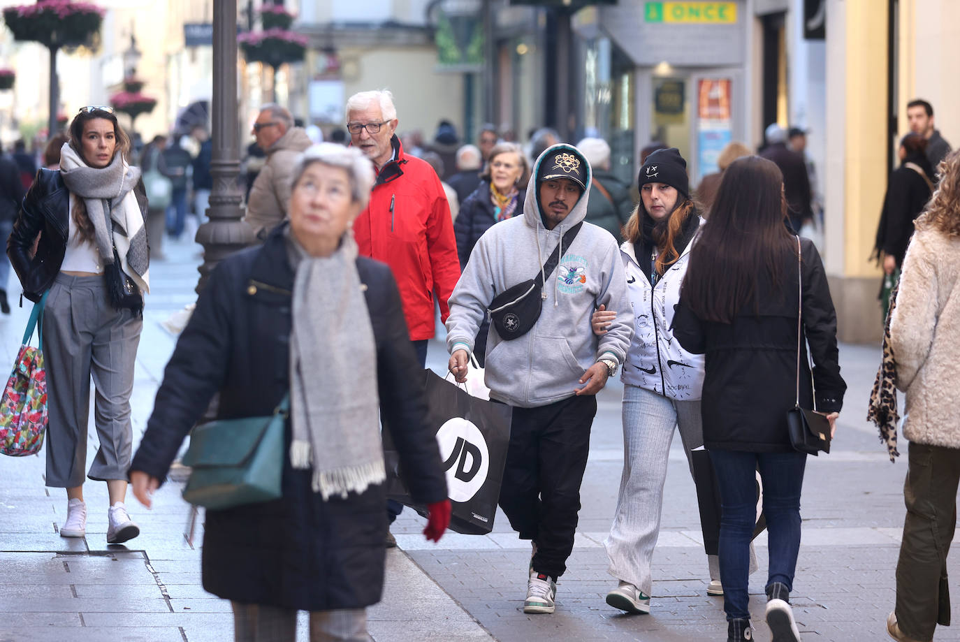 Las populares compras de regalos navideños en el Centro, en imágenes