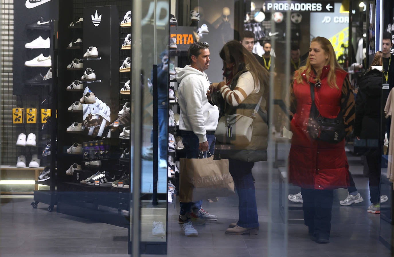 Las populares compras de regalos navideños en el Centro, en imágenes