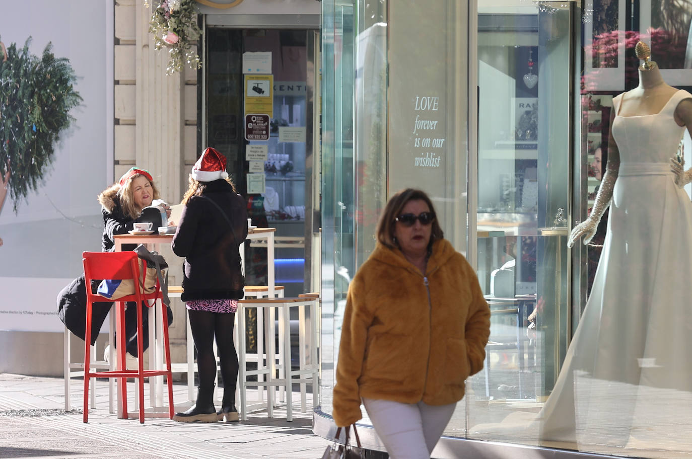 Las populares compras de regalos navideños en el Centro, en imágenes