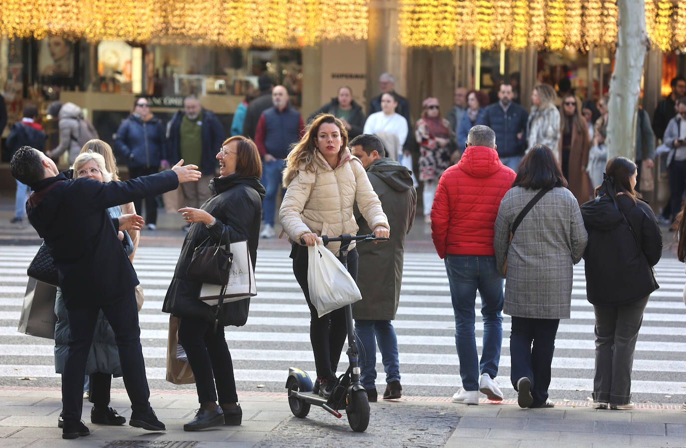 Las populares compras de regalos navideños en el Centro, en imágenes