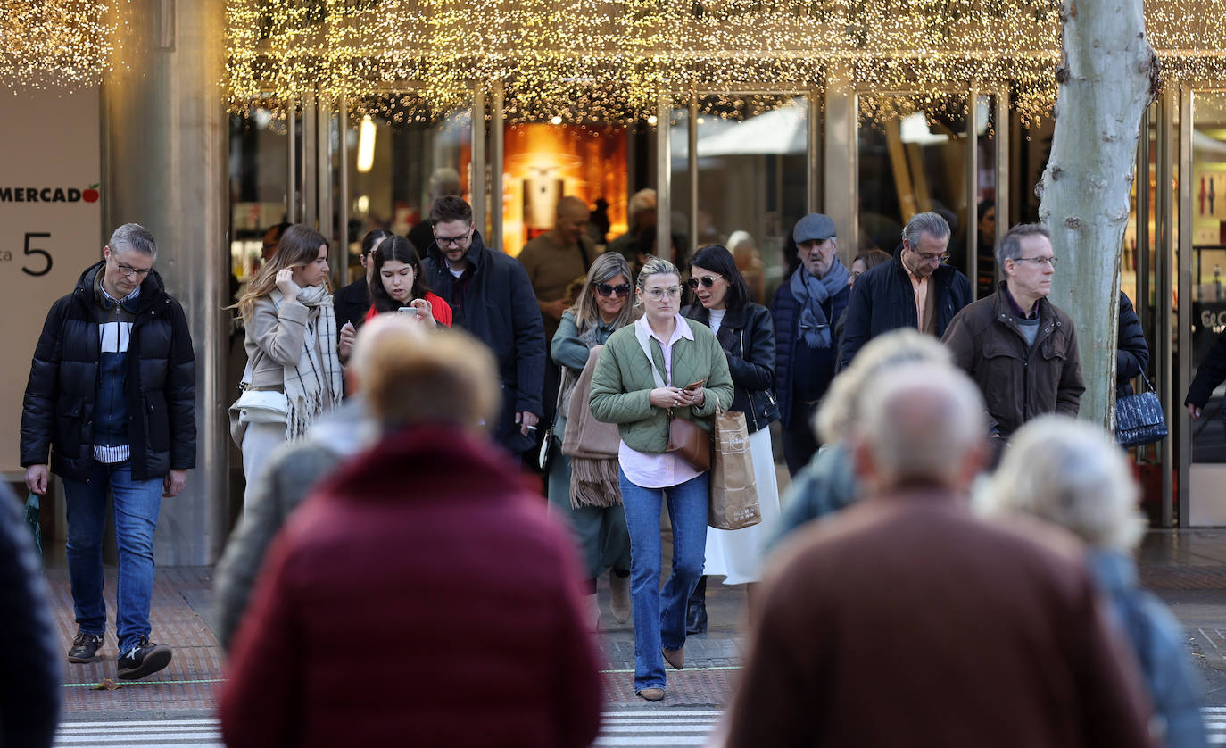 Las populares compras de regalos navideños en el Centro, en imágenes