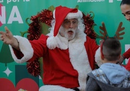 El chef José Andrés recupera el espíritu navideño en Paiporta vestido de Papa Noel