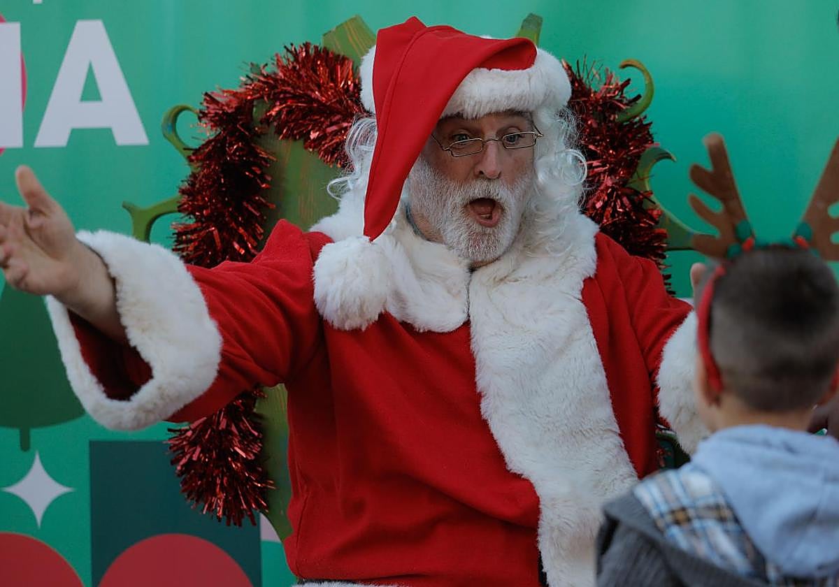 El chef José Andrés vestido de Papa Noel visitando los habitantes de Paiporta