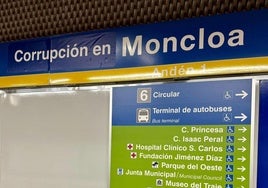 «Sánchez al Tribunal», «Corrupción en Moncloa»...: el Metro de Madrid se llena de carteles contra el Gobierno