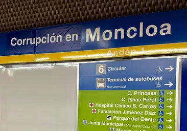 «Sánchez al Tribunal», «Corrupción en Moncloa»...: el Metro de Madrid se llena de carteles contra el Gobierno